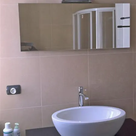 Ferienappartement Mit Privatem Strand Am Gardasee Mieten Lägenhet *